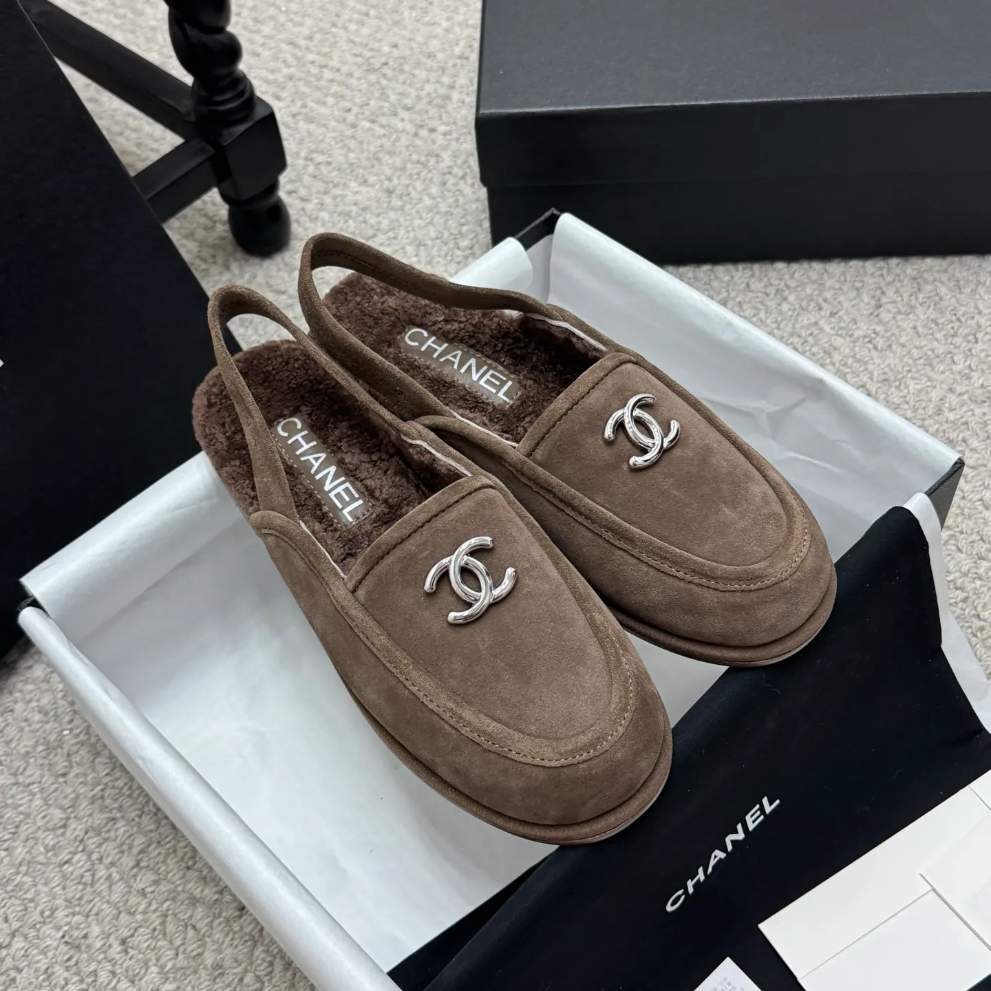 👟👟Ex-factory price 600👟👟 Classic model 🇨🇳ChaneL 25K Teddy fur loafers Simple and high-end design, super versatile! Double C logo embellishment! Imported suede has the texture of natural animal leather visible to the naked eye! The top version is stress-free when entering and exiting the cabinet. It has a bookish texture on the feet and feels great on the feet. Versatile item. ✅Upper: Customized imported suede. ✅Inner lining: imported lamb wool. ✅Outsole: imported genuine leather. ✅Size: 35-40. ✅Comes with a full set of packaging.